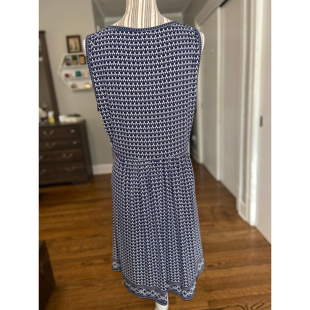 Max Studio navy and white print sleeveless knit dress with tie waist - Picture 6 of 10